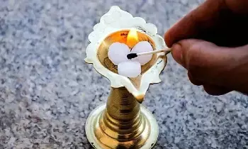 Lighting Camphor at Home in the Evening: సాయంత్రం వేళ ఇంట్లో కర్పూరం వెలిగిస్తున్నారా? లక్ష్మీ కటాక్షంతో పాటు వాస్తు దోషాలూ మాయం