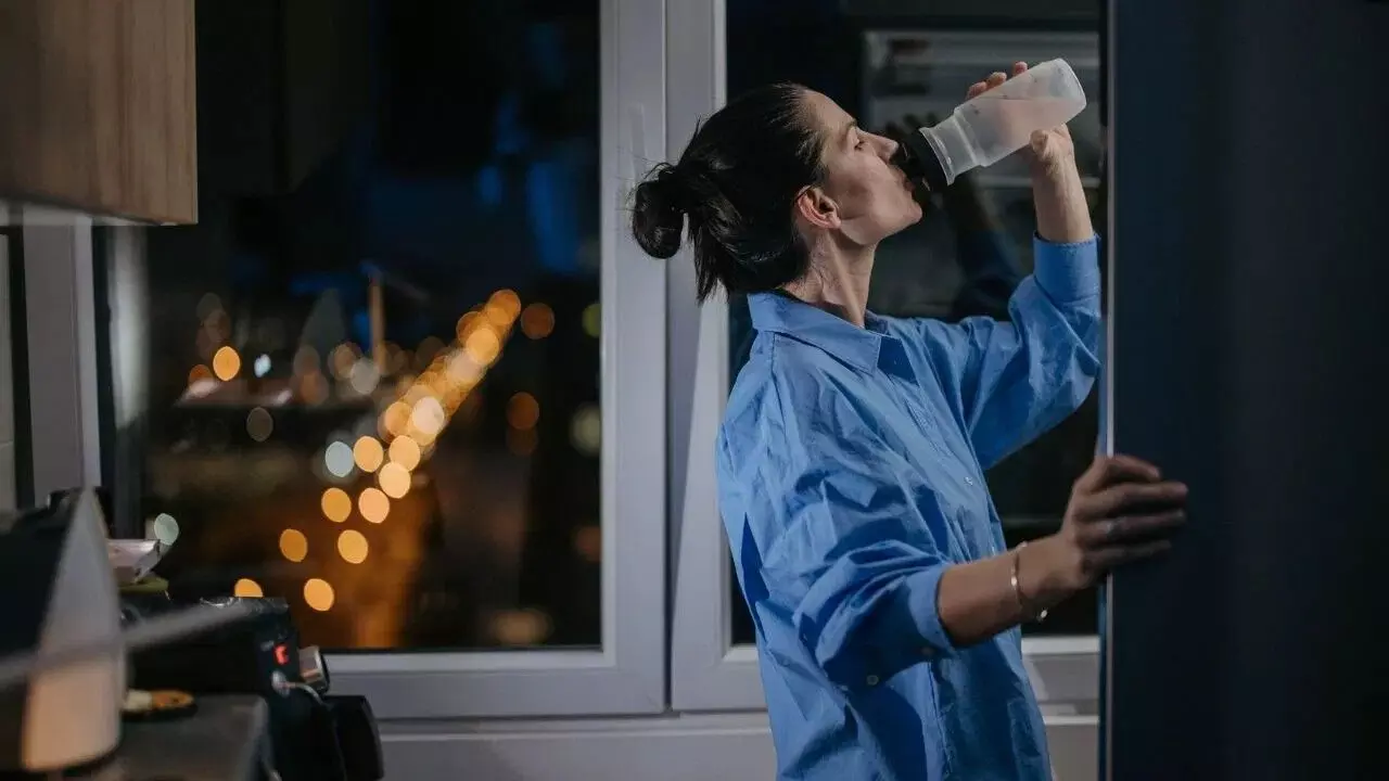 Drinking Water Before Bedtime: పడుకునే ముందు నీళ్లు తాగుతున్నారా? అది మీ నిద్రకు వరమా లేక శాపమా? వైద్యులు ఏమంటున్నారు? Drinking Water Before Bedtime: పడుకునే ముందు నీళ్లు తాగుతున్నారా? అది మీ నిద్రకు వరమా లేక శాపమా? వైద్యులు ఏమంటున్నారు?