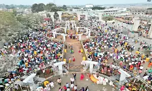 Medaram Jatara Begins: మేడారం జాతర షురూ..ఇవాళ గద్దెపైకి సారక్క Medaram Jatara Begins: మేడారం జాతర షురూ..ఇవాళ గద్దెపైకి సారక్క