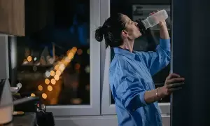 Drinking Water Before Bedtime: పడుకునే ముందు నీళ్లు తాగుతున్నారా? అది మీ నిద్రకు వరమా లేక శాపమా? వైద్యులు ఏమంటున్నారు? Drinking Water Before Bedtime: పడుకునే ముందు నీళ్లు తాగుతున్నారా? అది మీ నిద్రకు వరమా లేక శాపమా? వైద్యులు ఏమంటున్నారు?