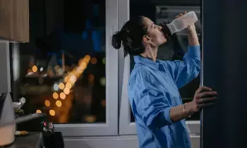 Drinking Water Before Bedtime: పడుకునే ముందు నీళ్లు తాగుతున్నారా? అది మీ నిద్రకు వరమా లేక శాపమా? వైద్యులు ఏమంటున్నారు?