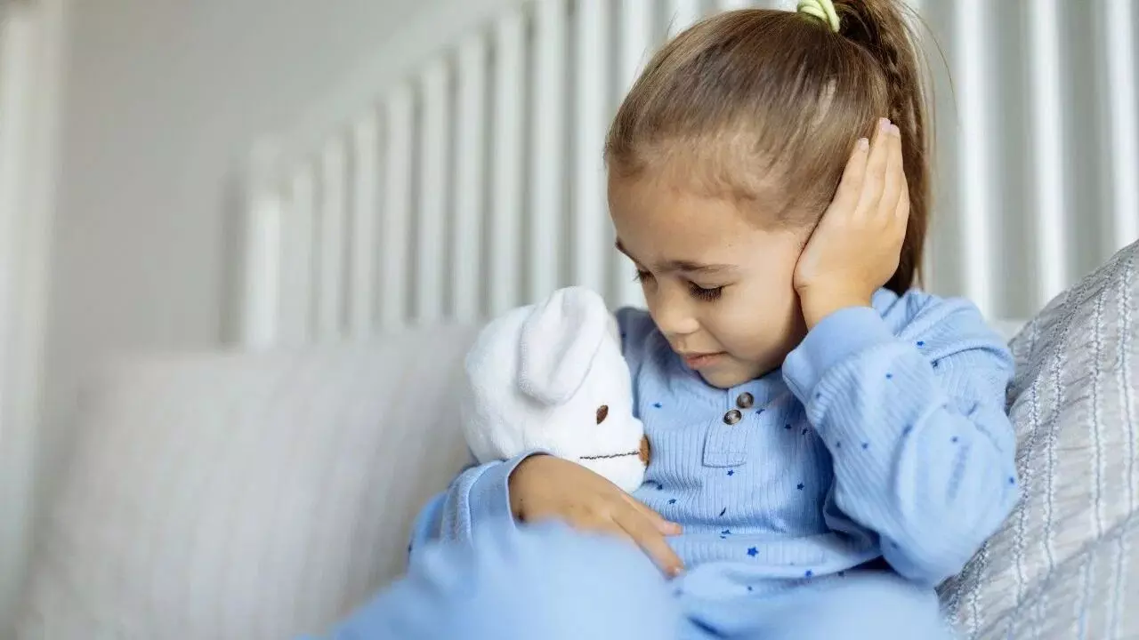 Pouring Oil into Children’s Ears: పిల్లల చెవిలో నూనె వేస్తున్నారా? ఆ పొరపాటు చేస్తే వినికిడి శక్తి పోయే ప్రమాదం.. Pouring Oil into Children’s Ears: పిల్లల చెవిలో నూనె వేస్తున్నారా? ఆ పొరపాటు చేస్తే వినికిడి శక్తి పోయే ప్రమాదం..