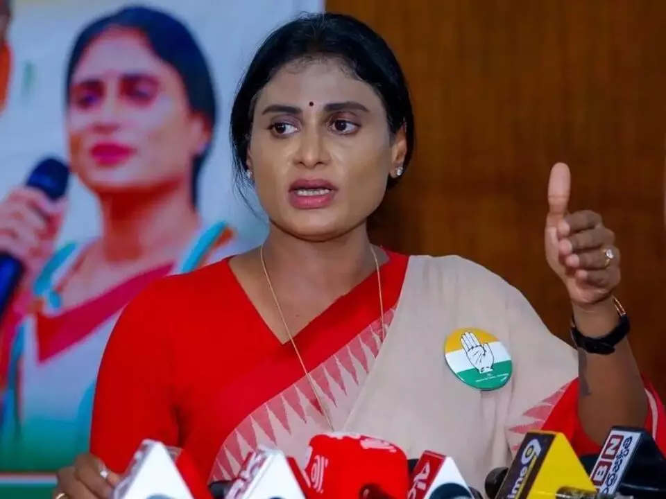 PCC President Y.S. Sharmila: జగన్కు అధికారం సరిపోలేదు.. మళ్లీ పాదయాత్ర అంటే ప్రజలు నమ్మరు: షర్మిల PCC President Y.S. Sharmila: జగన్కు అధికారం సరిపోలేదు.. మళ్లీ పాదయాత్ర అంటే ప్రజలు నమ్మరు: షర్మిల