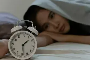 Struggling with Sleeplessness: నిద్రలేమితో సతమతమవుతున్నారా? రాత్రి పడుకునే ముందు మీరు చేసే ఈ 3 తప్పులే కారణం.. Struggling with Sleeplessness: నిద్రలేమితో సతమతమవుతున్నారా? రాత్రి పడుకునే ముందు మీరు చేసే ఈ 3 తప్పులే కారణం..