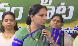 Former MLC Kavitha: కవిత ఫైర్: మున్సిపల్ ఎన్నికల్లో బీఆర్ఎస్ ప్రచారం లేదు.. బీసీలు ఆలోచించుకోవాలి!