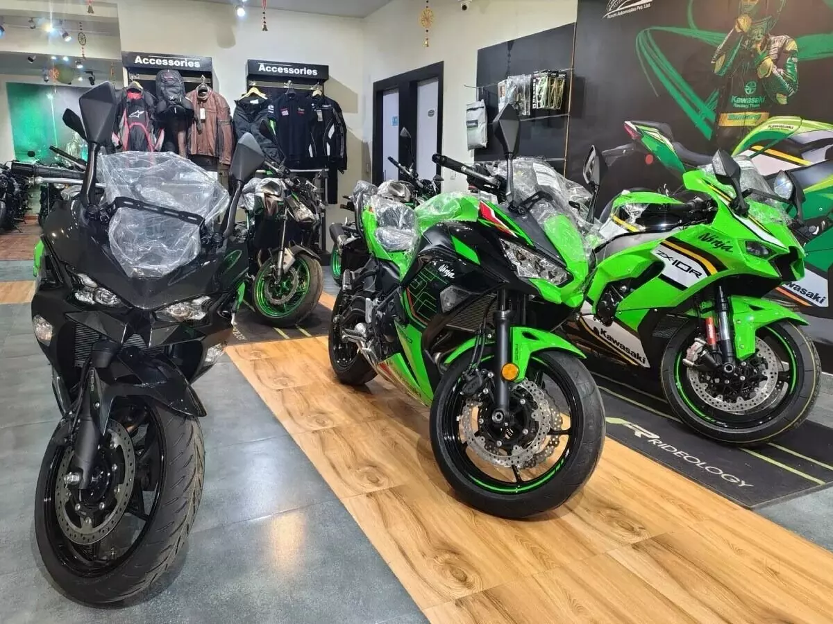 Kawasaki : కవాసాకి అదిరిపోయే ఆఫర్.. ఫిబ్రవరిలో బైక్లపై ఏకంగా రూ.2.50 లక్షల తగ్గింపు Kawasaki : కవాసాకి అదిరిపోయే ఆఫర్.. ఫిబ్రవరిలో బైక్లపై ఏకంగా రూ.2.50 లక్షల తగ్గింపు
