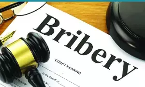 Bribe: లంచాలు తీసుకుంటూ దొరికినా.. అధికారులు మారడం లేదు!