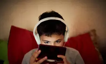 Keep Children Away from Mobile Phones and TV Screens: పిల్లలు మొబైల్ ఫోన్లు, టీవీ ముందు కూర్చోకుండా ఉండాలంటే ఇలా చేయండి