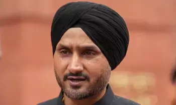 Former Pak Cricketer Tanvir Fires at Harbhajan: భారత్-పాక్ మ్యాచ్‌కు ముందే ముదిరిన మాటల యుద్ధం: భజ్జీపై పాక్ మాజీ క్రికెటర్ తన్వీర్ ఫైర్!