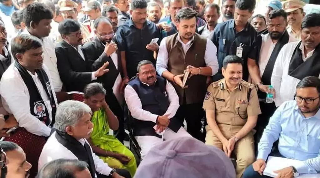 National SC Commission: కర్ల రాజేశ్ మృతి కేసులో అలసత్వం ఎందుకు? National SC Commission: కర్ల రాజేశ్ మృతి కేసులో అలసత్వం ఎందుకు?