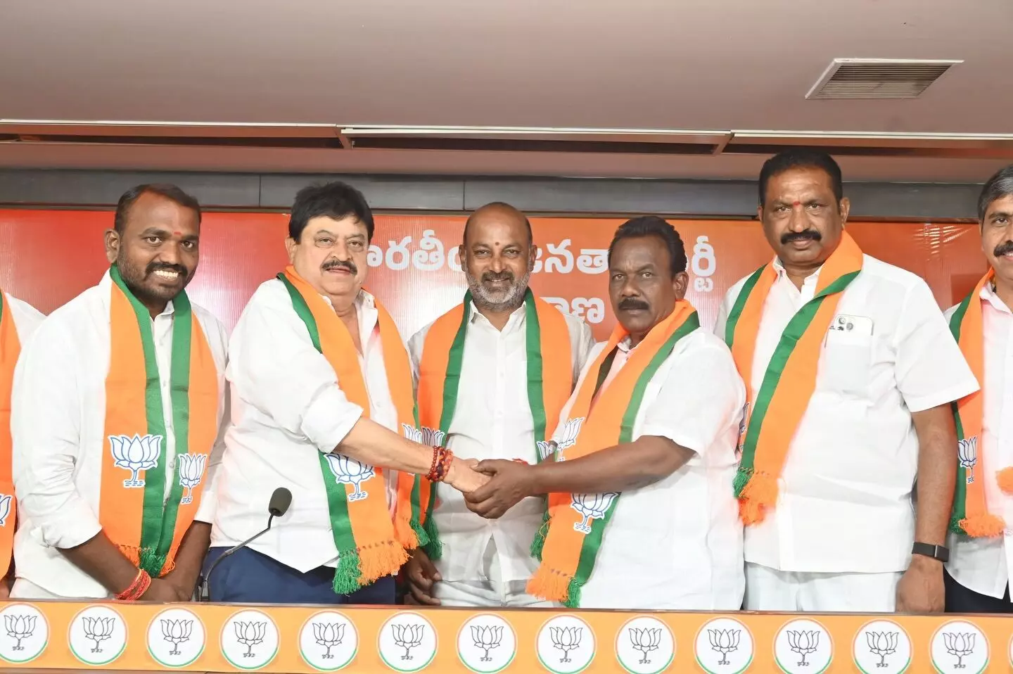 Bandi Sanjay: జీహెచ్ఎంసీని ముక్కలు చేయడంపై సీఎం రేవంత్ సమాధానం చెప్పాలి: బండి సంజయ్ Bandi Sanjay: జీహెచ్ఎంసీని ముక్కలు చేయడంపై సీఎం రేవంత్ సమాధానం చెప్పాలి: బండి సంజయ్