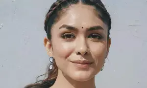 Actress Mrunal Thakur: హీరోలను చూసి భయపడి ఆ పని చేశాడు Actress Mrunal Thakur: హీరోలను చూసి భయపడి ఆ పని చేశాడు