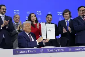 Pakistan PM Sharif Showers Praise on Trump: పాక్‌ ప్రధాని షరీఫ్‌ నుంచి ట్రంప్‌కు ప్రశంసల వర్షం.. శాంతి సదస్సులో ఆసక్తికర ఘటన