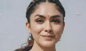 Actress Mrunal Thakur: హీరోలను చూసి భయపడి ఆ పని చేశాడు