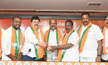 Bandi Sanjay: జీహెచ్ఎంసీని ముక్కలు చేయడంపై సీఎం రేవంత్ సమాధానం చెప్పాలి: బండి సంజయ్ Bandi Sanjay: జీహెచ్ఎంసీని ముక్కలు చేయడంపై సీఎం రేవంత్ సమాధానం చెప్పాలి: బండి సంజయ్