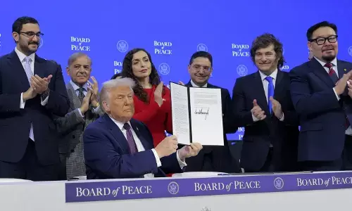 Pakistan PM Sharif Showers Praise on Trump: పాక్‌ ప్రధాని షరీఫ్‌ నుంచి ట్రంప్‌కు ప్రశంసల వర్షం.. శాంతి సదస్సులో ఆసక్తికర ఘటన