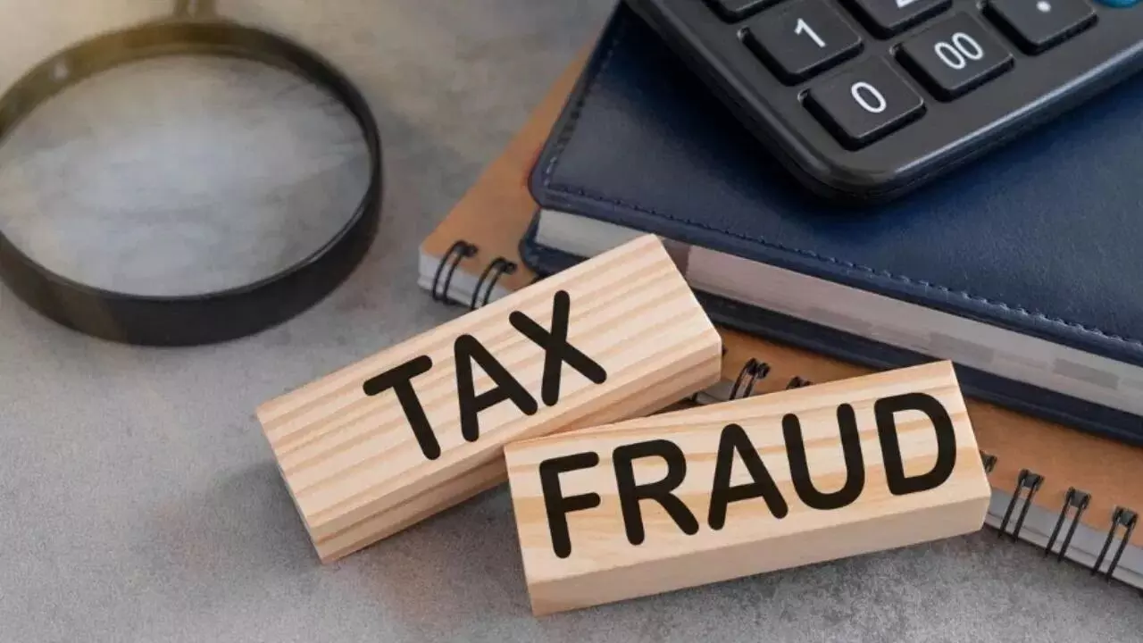 Income Tax Refund Fraud : టాక్స్ పేయర్లకు అలర్ట్..రిఫండ్ పేరుతో కొత్త స్కామ్..ఒక్క క్లిక్తో ఖాతా ఖాళీ Income Tax Refund Fraud : టాక్స్ పేయర్లకు అలర్ట్..రిఫండ్ పేరుతో కొత్త స్కామ్..ఒక్క క్లిక్తో ఖాతా ఖాళీ