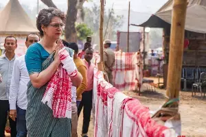 Priyanka Gandhi Criticises: అస్సాంలో రాజకీయ వివాదం: గౌరవ్ గొగొయ్ కుటుంబాన్ని లాగడం సరికాదు - ప్రియాంకా గాంధీ విమర్శ Priyanka Gandhi Criticises: అస్సాంలో రాజకీయ వివాదం: గౌరవ్ గొగొయ్ కుటుంబాన్ని లాగడం సరికాదు - ప్రియాంకా గాంధీ విమర్శ