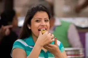 Pregnant Women Eating Pani Puri: గర్భిణీలు పానీపూరీ తింటున్నారా? ఈ విషయాలు తెలిస్తే అస్సలు ముట్టుకోరు! Pregnant Women Eating Pani Puri: గర్భిణీలు పానీపూరీ తింటున్నారా? ఈ విషయాలు తెలిస్తే అస్సలు ముట్టుకోరు!