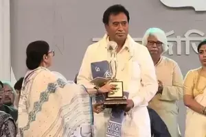Mamata Banerjee: మమతా బెనర్జీ నుంచి భాజపా ఎంపీకి బెంగాల్ టాప్ అవార్డు: ఎన్నికల వ్యూహమా? Mamata Banerjee: మమతా బెనర్జీ నుంచి భాజపా ఎంపీకి బెంగాల్ టాప్ అవార్డు: ఎన్నికల వ్యూహమా?