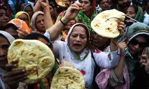 Pakistan Economic Crisis : పాకిస్థాన్లో పప్పుల సునామీ..ఖజానా ఖాళీ..కోట్లాది మంది ఆకలి కేకలు Pakistan Economic Crisis : పాకిస్థాన్లో పప్పుల సునామీ..ఖజానా ఖాళీ..కోట్లాది మంది ఆకలి కేకలు