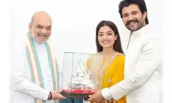 Newly Married Couple Call on Amit Shah: అమిత్ షాను కలిసిన కొత్త జంట.. ఎందుకో తెలుసా..?