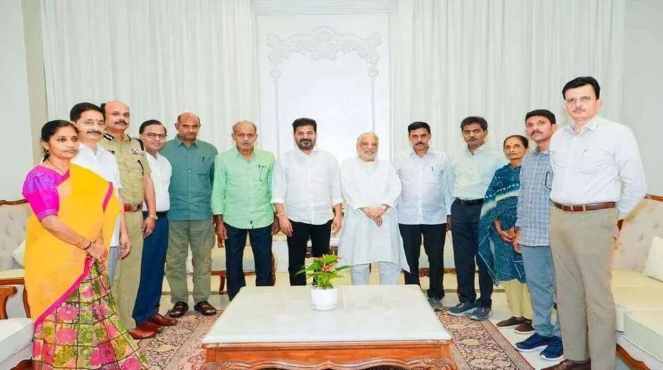 Historic Meeting: సరెండర్ అయిన మావోయిస్టు నేతలతో సీఎం రేవంత్ రెడ్డి చరిత్రాత్మక భేటీ: కేంద్ర సహకారంతో రాజకీయ పార్టీగా మార్పు సాధ్యమని వెల్లడి Historic Meeting: సరెండర్ అయిన మావోయిస్టు నేతలతో సీఎం రేవంత్ రెడ్డి చరిత్రాత్మక భేటీ: కేంద్ర సహకారంతో రాజకీయ పార్టీగా మార్పు సాధ్యమని వెల్లడి