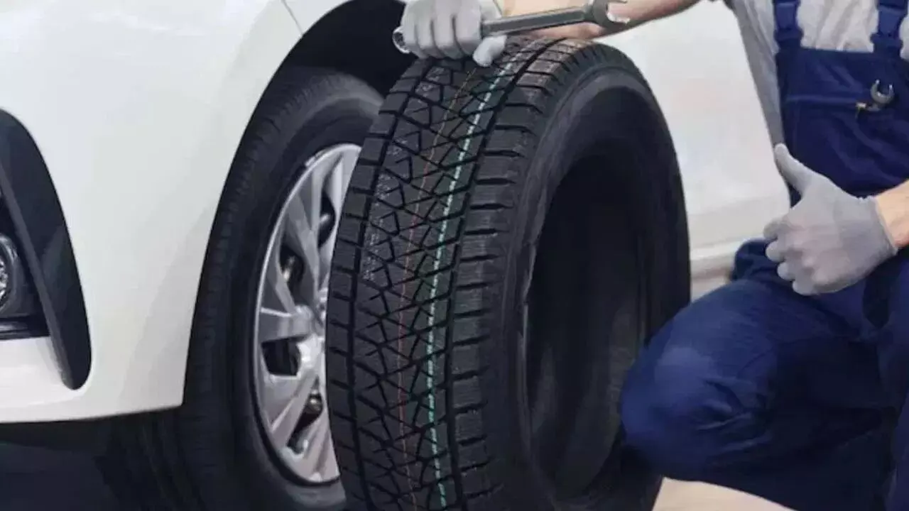 Car Tyre Buying Guide : కొత్త టైర్లు కొంటున్నారా? అయితే ఈ విషయాలు తెలియకపోతే మీ ప్రాణాలకే ప్రమాదం Car Tyre Buying Guide : కొత్త టైర్లు కొంటున్నారా? అయితే ఈ విషయాలు తెలియకపోతే మీ ప్రాణాలకే ప్రమాదం