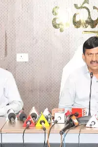 Ponguleti Srinivasa Reddy: అర్హులైన నిర్వాసితులకు ఈ నెల 15 లోపు ఇందిరమ్మ ఇళ్లు మంజూరు - రెవెన్యూ శాఖ మంత్రి పొంగులేటి శ్రీనివాసరెడ్డి Ponguleti Srinivasa Reddy: అర్హులైన నిర్వాసితులకు ఈ నెల 15 లోపు ఇందిరమ్మ ఇళ్లు మంజూరు - రెవెన్యూ శాఖ మంత్రి పొంగులేటి శ్రీనివాసరెడ్డి