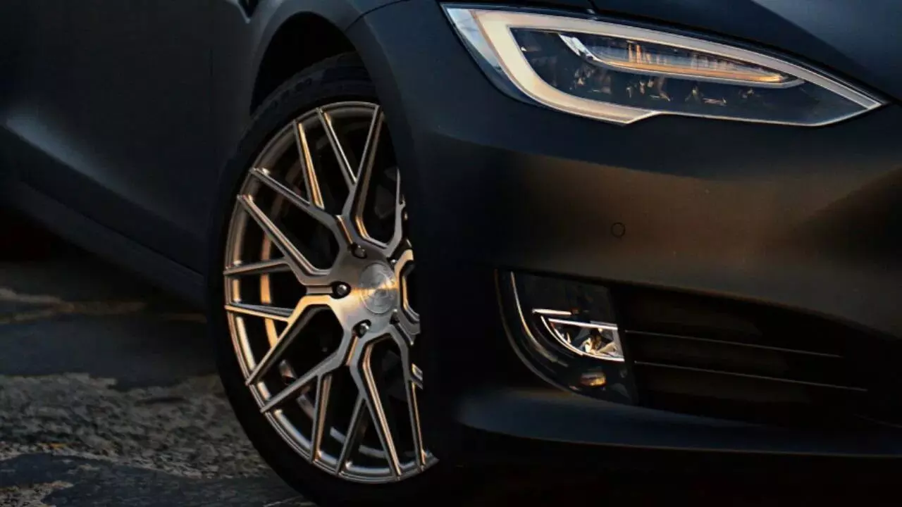 EV Tyres : ఎలక్ట్రిక్ కార్ల టైర్లు ఎందుకు త్వరగా అరిగిపోతాయి? అసలు గుట్టు విప్పిన నిపుణులు! EV Tyres : ఎలక్ట్రిక్ కార్ల టైర్లు ఎందుకు త్వరగా అరిగిపోతాయి? అసలు గుట్టు విప్పిన నిపుణులు!