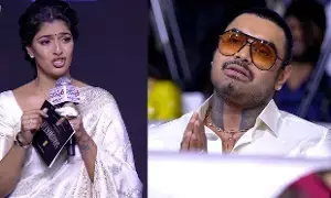 Saraswathi Pre-Release Event: సరస్వతీ ప్రీ రిలీజ్ ఈవెంట్ లో  వరలక్ష్మి ఎమోషనల్