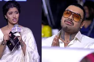 Saraswathi Pre-Release Event: సరస్వతీ ప్రీ రిలీజ్ ఈవెంట్ లో వరలక్ష్మి ఎమోషనల్ Saraswathi Pre-Release Event: సరస్వతీ ప్రీ రిలీజ్ ఈవెంట్ లో వరలక్ష్మి ఎమోషనల్