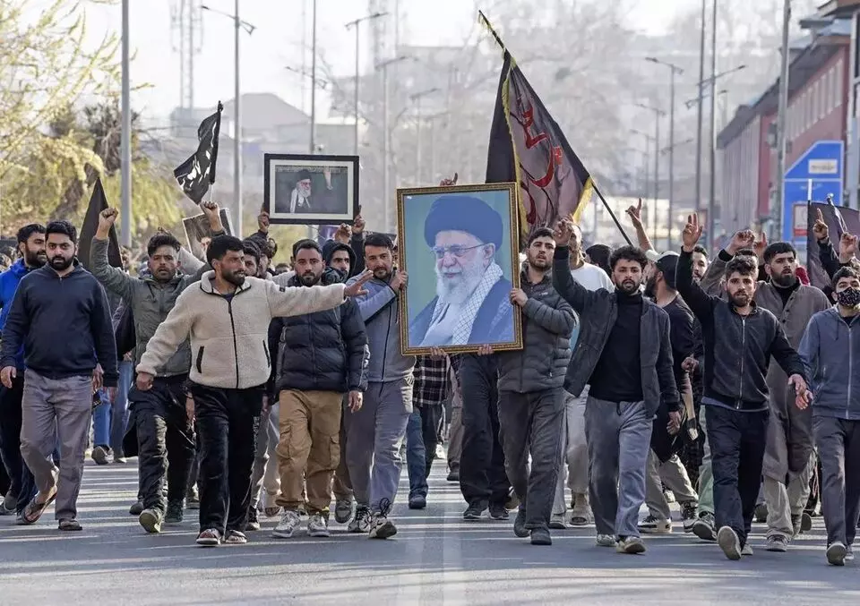 Tensions Continue for Second Day in Kashmir: కశ్మీర్‌లో రెండో రోజూ ఉద్రిక్తత: ఖమేనీ హత్యకు నిరసనలు, 14 మందికి గాయాలు