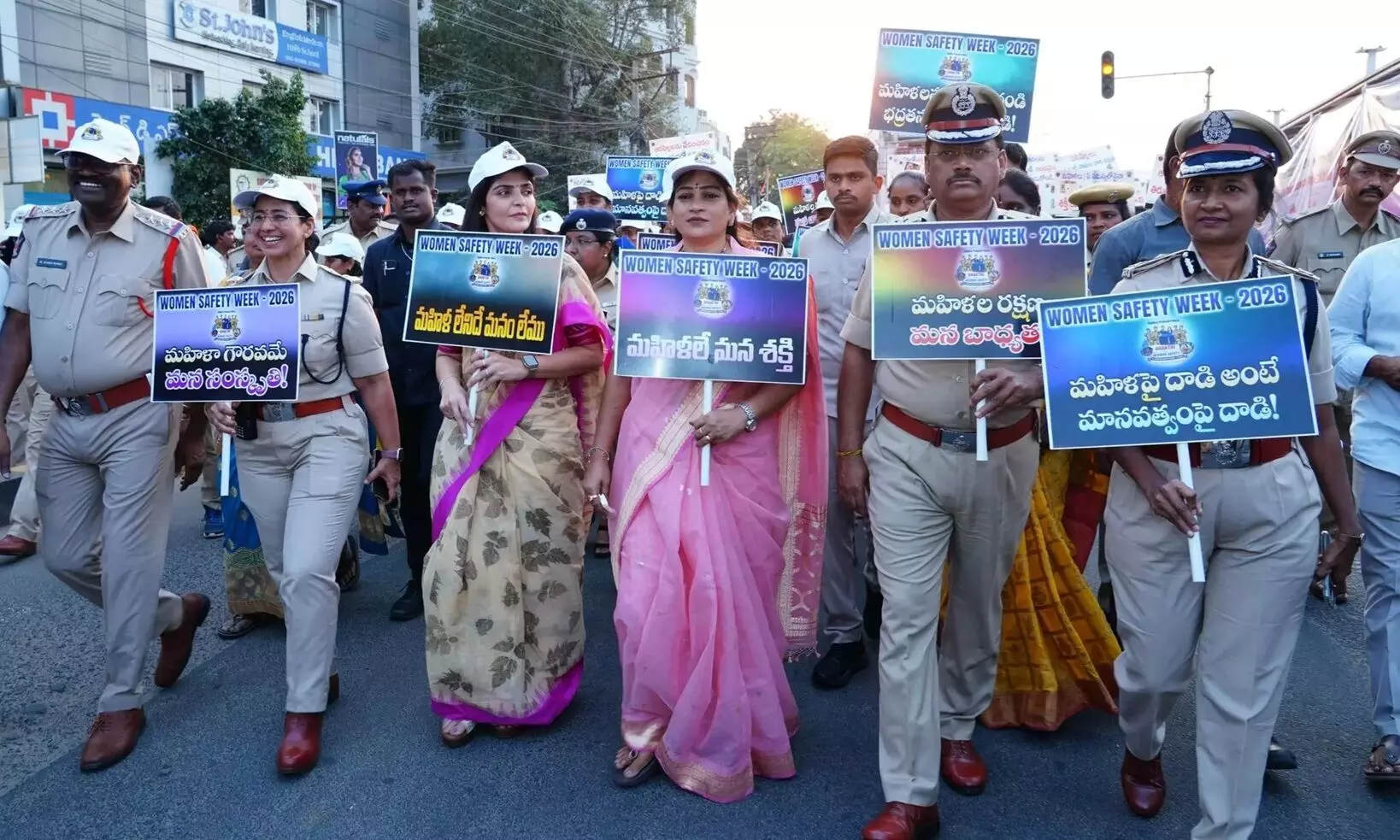 Andhra Pradesh Home Minister Vangalapudi Anitha: ఆంధ్రప్రదేశ్లో మహిళలపై నేరాలు గణనీయంగా తగ్గాయి- హోంశాఖ మంత్రి వంగలపూడి అనిత Andhra Pradesh Home Minister Vangalapudi Anitha: ఆంధ్రప్రదేశ్లో మహిళలపై నేరాలు గణనీయంగా తగ్గాయి- హోంశాఖ మంత్రి వంగలపూడి అనిత