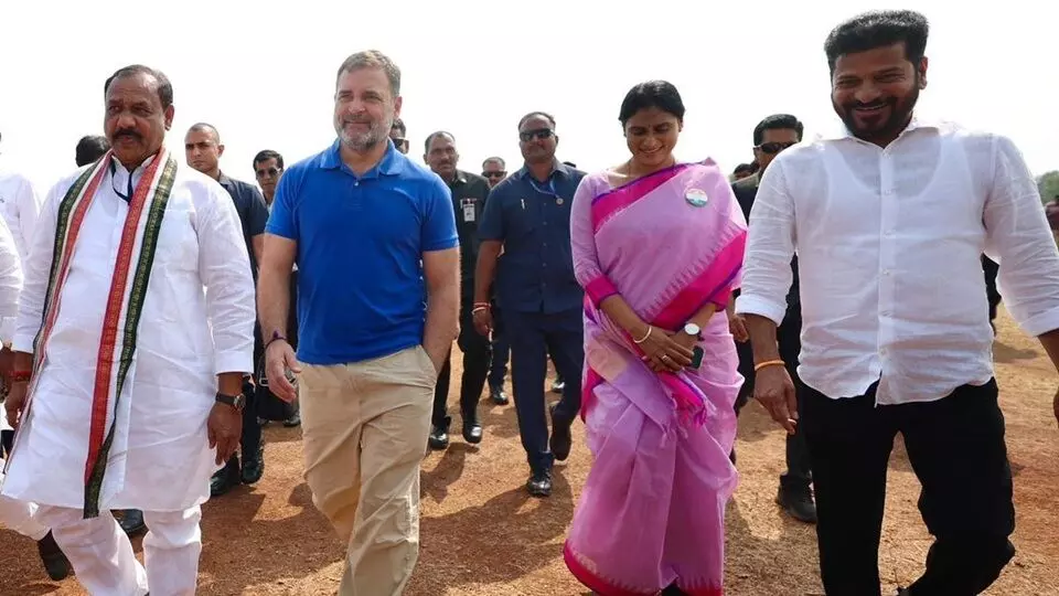 CM Revanth Reddy: వికారాబాద్లో డీసీసీ అధ్యక్షుల శిక్షణ శిబిరం ముగింపు సభలో సీఎం రేవంత్రెడ్డి మాట్లాడుతూ... నాపై కేసులు పెట్టినా పోరాడా CM Revanth Reddy: వికారాబాద్లో డీసీసీ అధ్యక్షుల శిక్షణ శిబిరం ముగింపు సభలో సీఎం రేవంత్రెడ్డి మాట్లాడుతూ... నాపై కేసులు పెట్టినా పోరాడా