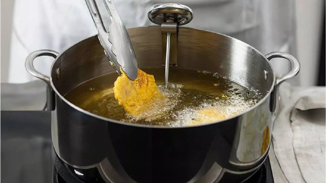 Reheating Cooking Oil Repeatedly: వంట నూనెను మళ్లీ మళ్లీ వేడి చేస్తున్నారా? అయితే మీకు క్యాన్సర్ ముప్పు పొంచి ఉన్నట్లే.. Reheating Cooking Oil Repeatedly: వంట నూనెను మళ్లీ మళ్లీ వేడి చేస్తున్నారా? అయితే మీకు క్యాన్సర్ ముప్పు పొంచి ఉన్నట్లే..