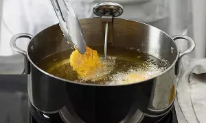Reheating Cooking Oil Repeatedly: వంట నూనెను మళ్లీ మళ్లీ వేడి చేస్తున్నారా? అయితే మీకు క్యాన్సర్ ముప్పు పొంచి ఉన్నట్లే..
