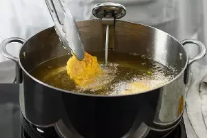 Reheating Cooking Oil Repeatedly: వంట నూనెను మళ్లీ మళ్లీ వేడి చేస్తున్నారా? అయితే మీకు క్యాన్సర్ ముప్పు పొంచి ఉన్నట్లే.. Reheating Cooking Oil Repeatedly: వంట నూనెను మళ్లీ మళ్లీ వేడి చేస్తున్నారా? అయితే మీకు క్యాన్సర్ ముప్పు పొంచి ఉన్నట్లే..