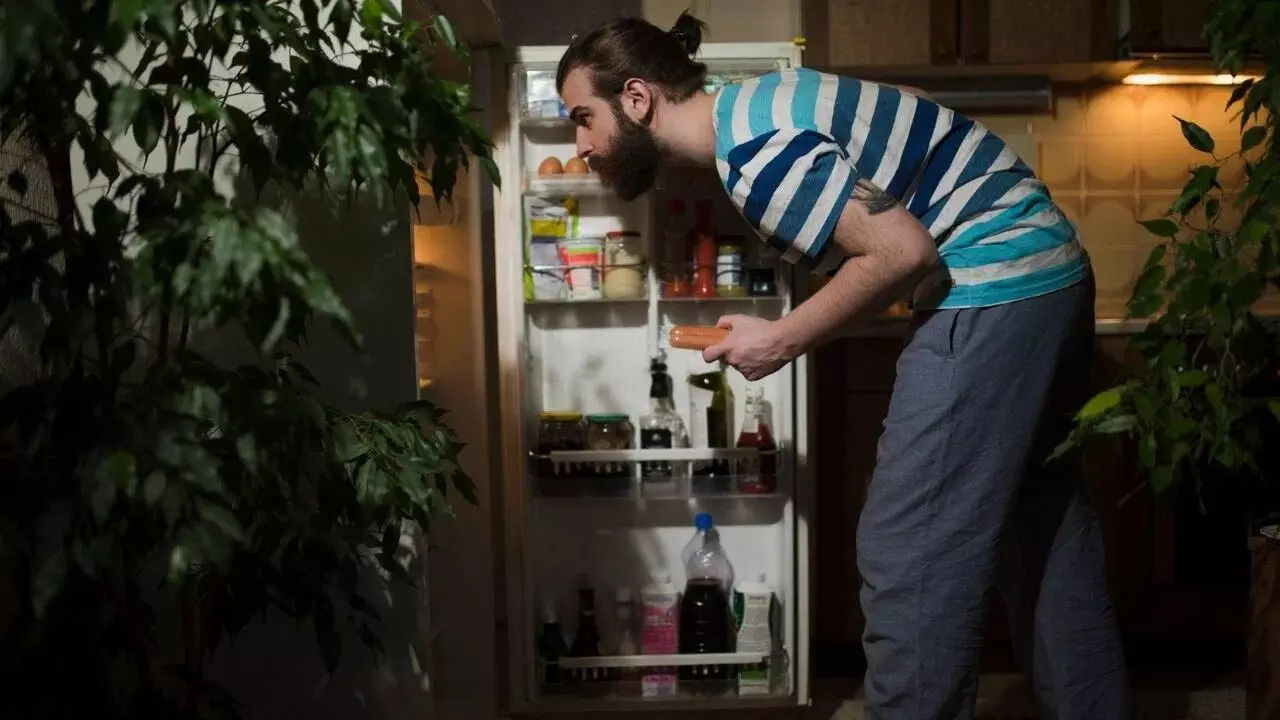 Eating at Night: రాత్రి పూట ఏం తింటున్నారు? మీ నిద్రకూ, ఆరోగ్యానికీ అదే కీలకం! Eating at Night: రాత్రి పూట ఏం తింటున్నారు? మీ నిద్రకూ, ఆరోగ్యానికీ అదే కీలకం!