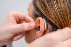 Deafness at 40: 40 ఏళ్లకే చెవుడు.. ? మీ ఇయర్ఫోన్ల వాడకంపై ఎయిమ్స్ వైద్యుల హెచ్చరిక.. Deafness at 40: 40 ఏళ్లకే చెవుడు.. ? మీ ఇయర్ఫోన్ల వాడకంపై ఎయిమ్స్ వైద్యుల హెచ్చరిక..