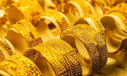 Gold Price : యుద్ధ భయంతో వణికిపోతున్న మార్కెట్లు.. సురక్షిత పెట్టుబడిగా మళ్లీ బంగారం Gold Price : యుద్ధ భయంతో వణికిపోతున్న మార్కెట్లు.. సురక్షిత పెట్టుబడిగా మళ్లీ బంగారం