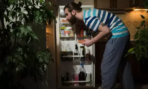 Eating at Night: రాత్రి పూట ఏం తింటున్నారు? మీ నిద్రకూ, ఆరోగ్యానికీ అదే కీలకం! Eating at Night: రాత్రి పూట ఏం తింటున్నారు? మీ నిద్రకూ, ఆరోగ్యానికీ అదే కీలకం!