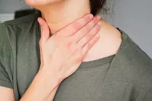 Ignoring a Sore Throat: గొంతు నొప్పిని లైట్ తీసుకుంటున్నారా?.. ఈ లక్షణాలు ఉంటే వెంటనే అలర్ట్ అవ్వండి..