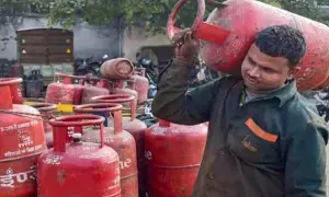 LPG Cylinder: LPG సిలిండర్ రేట్లు పెంపు – మధ్యతరగతి కుటుంబాలపై అదనపు భారం