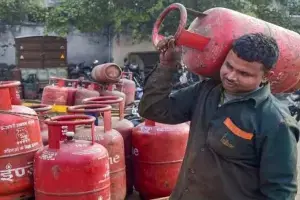 LPG Cylinder: LPG సిలిండర్ రేట్లు పెంపు – మధ్యతరగతి కుటుంబాలపై అదనపు భారం LPG Cylinder: LPG సిలిండర్ రేట్లు పెంపు – మధ్యతరగతి కుటుంబాలపై అదనపు భారం