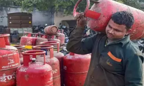 LPG Cylinder: LPG సిలిండర్ రేట్లు పెంపు – మధ్యతరగతి కుటుంబాలపై అదనపు భారం