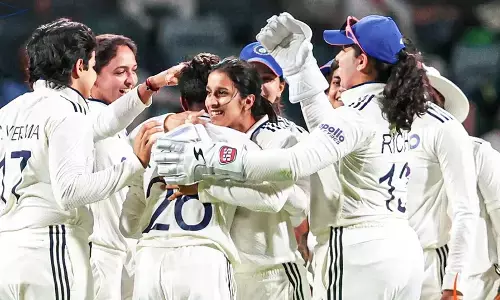 India womens national cricket team: ఆసీస్‌తో ఏకైక టెస్టు: భారత మహిళా జట్టు కష్టాల్లో.. 20 పరుగుల వెనుకబడి!