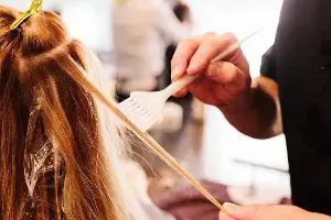 Coloring Your Hair: జుట్టుకు రంగు వేస్తున్నారా? అయితే మీ చర్మం జాగ్రత్త.. ఈ పొరపాట్లు అస్సలు చేయకండి..
