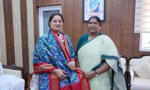 Seethakka: క్రెచ్‌ వర్కర్ల వేతనాల పెంపుపై కేంద్ర మంత్రి అన్నపూర్ణ దేవిని కలిసిన సీతక్క