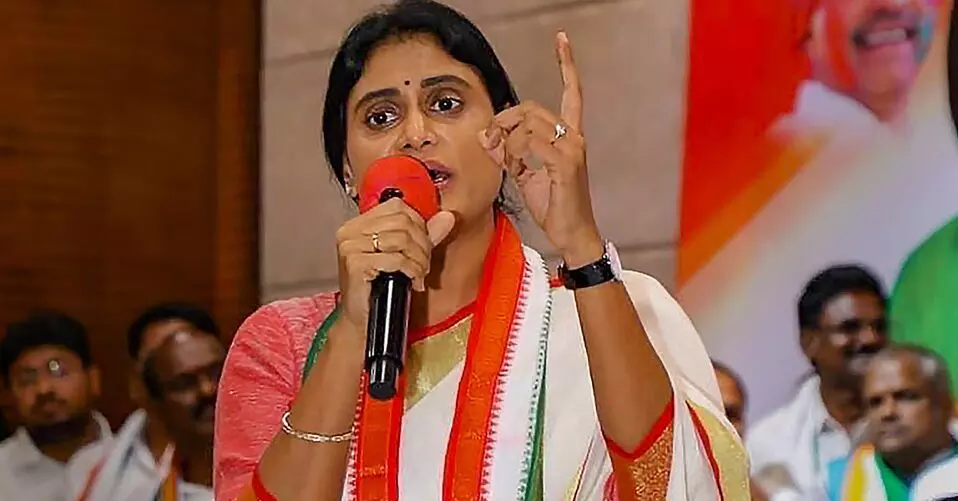 Y. S. Sharmila: కాలర్ పట్టుకుంటామని చెప్పి కాళ్లపై పడ్డారు – జగన్పై Y. S. షర్మిల విమర్శలు Y. S. Sharmila: కాలర్ పట్టుకుంటామని చెప్పి కాళ్లపై పడ్డారు – జగన్పై Y. S. షర్మిల విమర్శలు